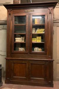 LIB160 - mobile/ libreria in noce e pioppo, epoca '800, misure cm L 152 (+ sporgenza cappello) x H 257 x P 40